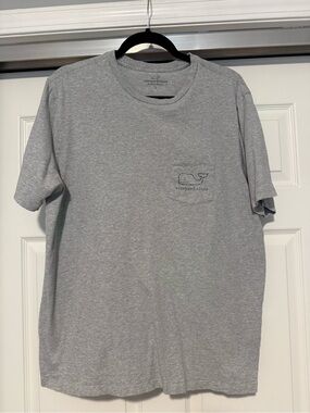 Vineyard Vines | Men’s Vintage Whale Short Sleeve Pocket T-Shirt Heather Gray L